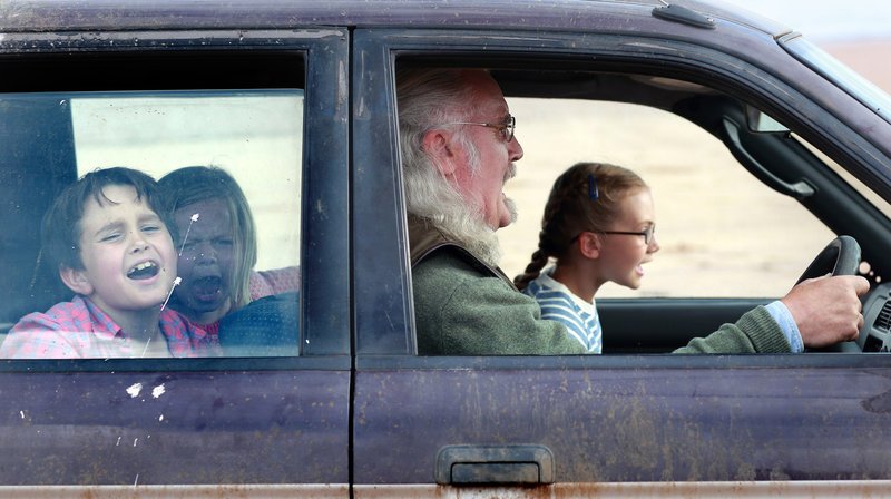 Gordie McLeod (Billy Connolly) hat Spaß mit seinen Enkelkindern Mickey (Bobby Smalldridge, li.), Jess (Harriet Turnbull) und Lottie (Emilia Jones, re.). – Bild: rbb/​Degeto/​Tobis Film