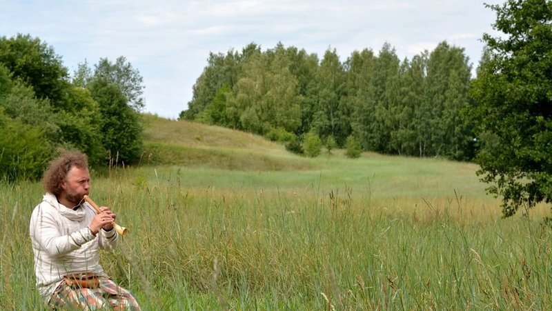 Für den Multi-Instrumentalisten Saulius Petreikis ist das Liederfest Ausdruck der gemeinsamen Freude an der Musik und des Gemeinschaftsgefühls der Litauer. – Bild: ART Für den Multi-Instrumentalisten Saulius Petreikis ist das Liederfest Ausdruck der gemeinsamen Freude an der Musik und des Gemeinschaftsgefühls der Litauer. – Bild: ART