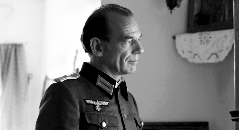 MDR Fernsehen WEIßT DU, WAS ICH MIR WÜNSCHE?, am Freitag (09.05.14) um 01:35 Uhr. Ein Offizier der Wehrmacht (Martin Wuttke) kommt unerwartet ins Haus. – Bild: MDR/​ARMSfilm