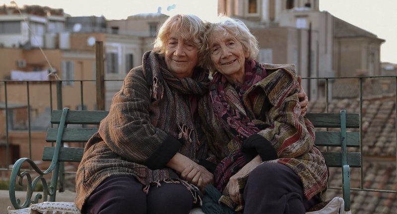 Lorenza und Paola Mazzetti auf ihrer Dachterrasse in Rom. – Bild: ZDF und BR/​Cinefattoria/​NFP/​ARRI Media