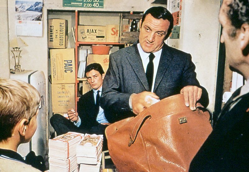 Mit Laetitias Anteil machen sich Manu (Alain Delon, 2.v.l.) und Roland (Lino Ventura, 2.v.r.) in Frankreich auf die Suche nach dem Erben der ermordeten Künstlerin. Sie finden heraus, dass Laetitia einen Sohn hat, der auf der Insel Aix lebt. – Bild: SWR / © SWR/Telepool Mit Laetitias Anteil machen sich Manu (Alain Delon, 2.v.l.) und Roland (Lino Ventura, 2.v.r.) in Frankreich auf die Suche nach dem Erben der ermordeten Künstlerin. Sie finden heraus, dass Laetitia einen Sohn hat, der auf der Insel Aix lebt. – Bild: SWR / © SWR/Telepool
