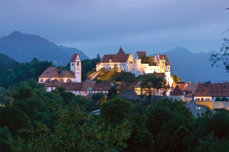 Blick auf Füssen am Lech mit dem Hohen Schloss und dem Kloster St. Mang über dem Lech. – Bild: HR/HR/Romantische Straße Touristik Blick auf Füssen am Lech mit dem Hohen Schloss und dem Kloster St. Mang über dem Lech. – Bild: HR/HR/Romantische Straße Touristik