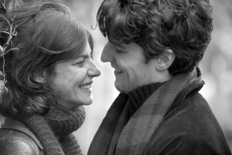 Claudia (Anna Mouglalis) und Louis (Louis Garrel) sind frisch verliebt. Aber schon bald drückt der Schuh: Wie sicher kann man sich der Liebe des Partners eigentlich sein? – Bild: ARTE France /​ © Capprici Films