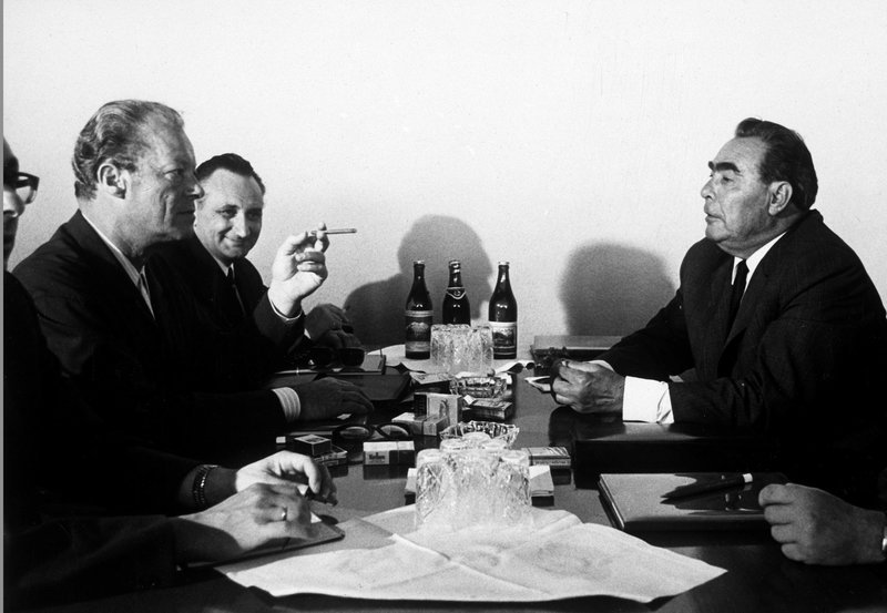 PHOENIX GEHEIMOPERATION OSTPOLITIK, am Freitag (08.11.13) um 21:00 Uhr. Deutsche Ostpolitik (16.-18.09.1971): Treffen des Bundeskanzlers Willy Brandt mit dem Generalsekretär der KPdSU Leonid Breschnew in Oreanda auf der Krim. Bundeskanzler Willy Brandt (l) und Staatssekretär Egon Bahr bei einer Besprechung mit Breschnew (r) – Bild: PHOENIX/WDR/akg-images PHOENIX GEHEIMOPERATION OSTPOLITIK, am Freitag (08.11.13) um 21:00 Uhr. Deutsche Ostpolitik (16.-18.09.1971): Treffen des Bundeskanzlers Willy Brandt mit dem Generalsekretär der KPdSU Leonid Breschnew in Oreanda auf der Krim. Bundeskanzler Willy Brandt (l) und Staatssekretär Egon Bahr bei einer Besprechung mit Breschnew (r) – Bild: PHOENIX/WDR/akg-images