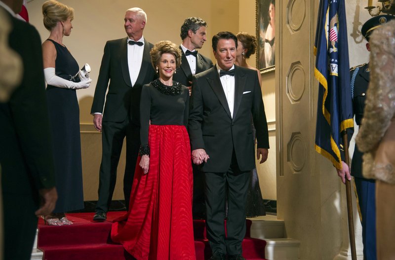 Ronald Reagan (Alan Rickman) und Ehefrau Nancy (Jane Fonda) schätzen ihren treuen Butler. – Bild: ARD Degeto/​Prokino Filmverleih
