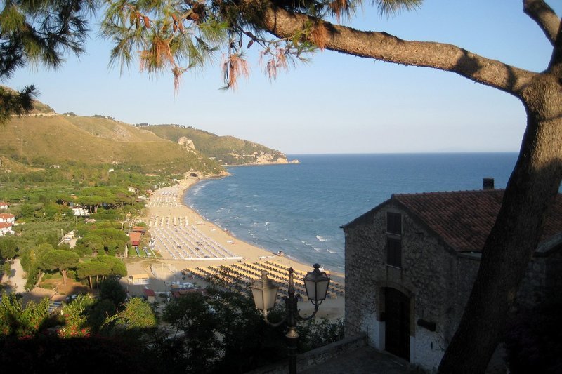 Panoramablick auf den Strand von Sperlonga. Die Gemeinde gehört zu den schönsten Orten Italiens. – Bild: WDR 