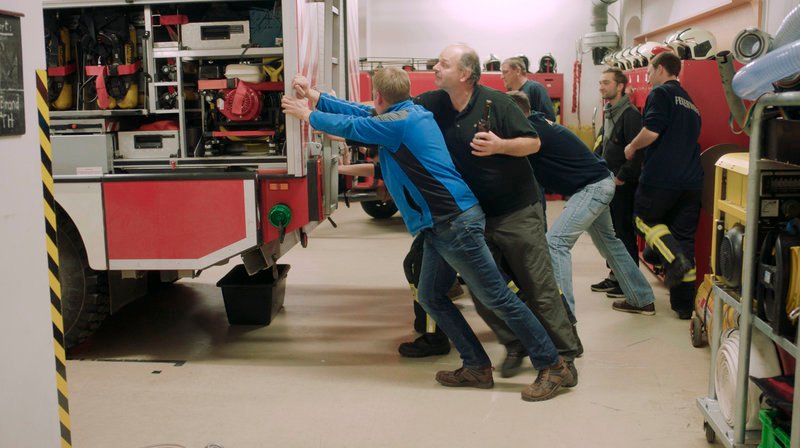 Die Kameraden bringen das Feuerwehrauto wieder in Position – Bild: MDR/​Filmakademie Baden-Württ