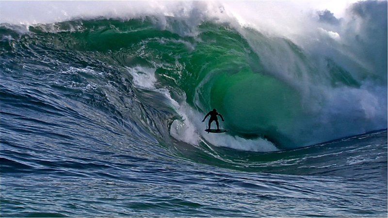Tim Bonython ist ein preisgekrönter Kameramann und Regisseur, dessen Leidenschaft die großen Wellen auf der ganzen Welt sind. Für seine mitreißende Dokumentation war er sieben Jahre lang mit der Kamera unterwegs und besuchte Hotspots in Australien, auf Hawaii, den Fidschis und Tahiti … – Bild: Tim Bonython Productions 2012 Lizenzbild frei