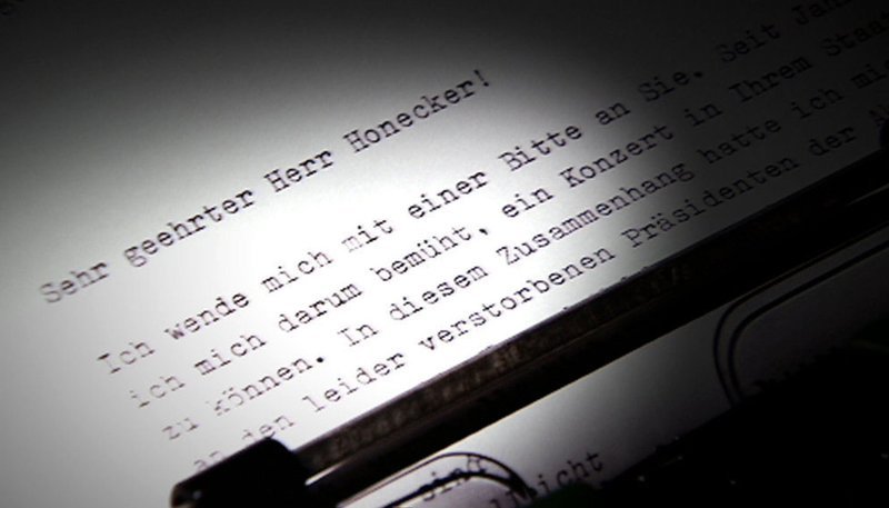 MDR Fernsehen DIE AKTE LINDENBERG, „Udo und die DDR“, am Sonntag (22.07.12) um 23:30 Uhr. Nachgestellte Szene aus „Die Akte Lindenberg“: Brief Lindenbergs an Honecker aus dem August 1983. Formuliert hat ihn Udos Berater Michel Gaißmayer, getippt dessen Freundin Kristina Eriksson. – Bild: MDR/NDR/beckground tv MDR Fernsehen DIE AKTE LINDENBERG, „Udo und die DDR“, am Sonntag (22.07.12) um 23:30 Uhr. Nachgestellte Szene aus „Die Akte Lindenberg“: Brief Lindenbergs an Honecker aus dem August 1983. Formuliert hat ihn Udos Berater Michel Gaißmayer, getippt dessen Freundin Kristina Eriksson. – Bild: MDR/NDR/beckground tv