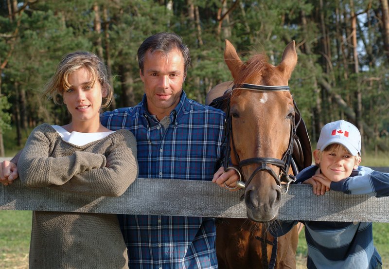 WDR Fernsehen DIE PFERDEINSEL, Deutschland 2006, Regie Josh Broecker, am Sonntag (13.07.14) um 16:45 Uhr. Glücklich vereint: Katja (Muriel Baumeister), Nils (Hannes Jaenicke, 2.v.li.) und der kleine Lukas (Maurice Teichert) mit seinem Pferd Tibor. – Bild: WDR/ARD Degeto/Christiane Pausch WDR Fernsehen DIE PFERDEINSEL, Deutschland 2006, Regie Josh Broecker, am Sonntag (13.07.14) um 16:45 Uhr. Glücklich vereint: Katja (Muriel Baumeister), Nils (Hannes Jaenicke, 2.v.li.) und der kleine Lukas (Maurice Teichert) mit seinem Pferd Tibor. – Bild: WDR/ARD Degeto/Christiane Pausch