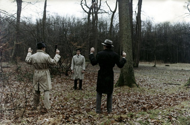 Schon ist Corey (Alain Delon, Mi.) von rivalisierenden Gangstern gestellt, als er unerwartet Hilfe bekommt. – Bild: ZDF und Les Film Corona