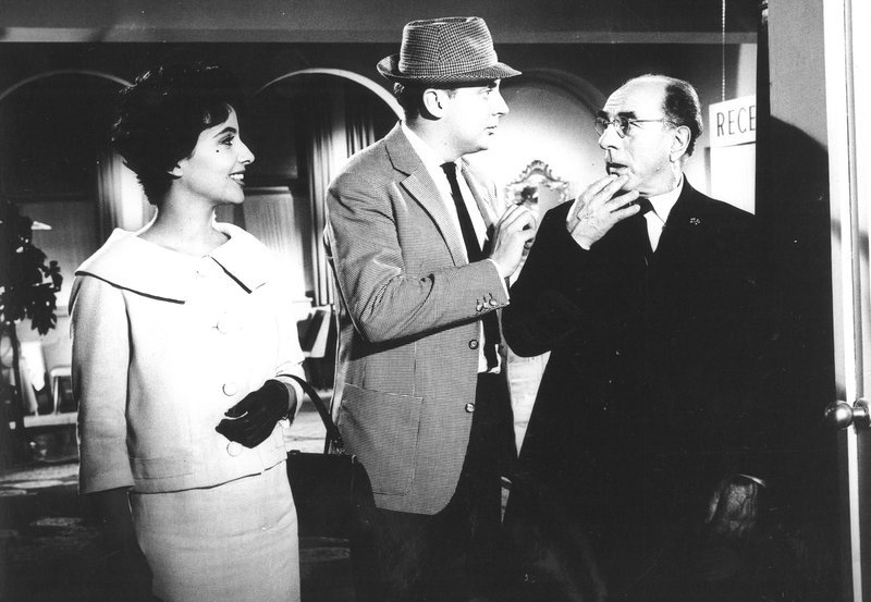 Portier Apfelbaum (Michl Lang, rechts) schwant Böses, als Manager Weihrauch (Harald Juhnke) mit der attraktiven Evelyn Mansfeld (Christiane Jansen) im Seehotel „Zur Goldenen Gans“ auftaucht. – Bild: BR/ARD Degeto Portier Apfelbaum (Michl Lang, rechts) schwant Böses, als Manager Weihrauch (Harald Juhnke) mit der attraktiven Evelyn Mansfeld (Christiane Jansen) im Seehotel „Zur Goldenen Gans“ auftaucht. – Bild: BR/ARD Degeto