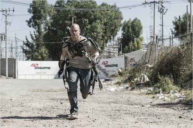 Als der zum Cyborg umoperierte Max Da Costa (Matt Damon) plötzlich Informationen in seinem Kopf hat, die die gesamte Zukunft der Menschheit verändern könnten, wird er zum Gejagten... – Bild: Sony Pictures Releasing France Als der zum Cyborg umoperierte Max Da Costa (Matt Damon) plötzlich Informationen in seinem Kopf hat, die die gesamte Zukunft der Menschheit verändern könnten, wird er zum Gejagten... – Bild: Sony Pictures Releasing France