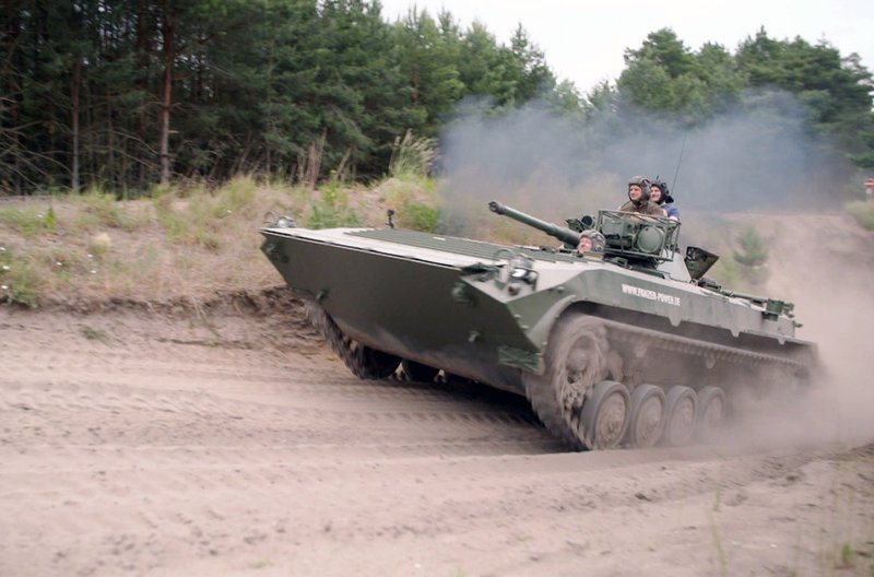Einmal richtig Krawall machen: Panzer werden vom Zerstörer zum Männerspielzeug, auf einem Gelände, das an einen Abenteuerspielplatz erinnert. – Bild: ZDF / © Ralf Heinze Einmal richtig Krawall machen: Panzer werden vom Zerstörer zum Männerspielzeug, auf einem Gelände, das an einen Abenteuerspielplatz erinnert. – Bild: ZDF / © Ralf Heinze