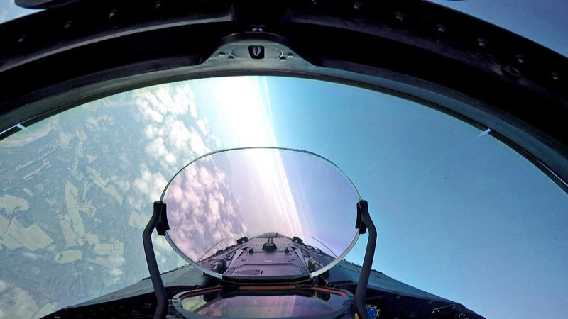 Höhenangst? Fehlanzeige! Der Pilotenjob erfordert ein Höchstmaß an Konzentration und Sorgfalt. – Bild: N24 Doku