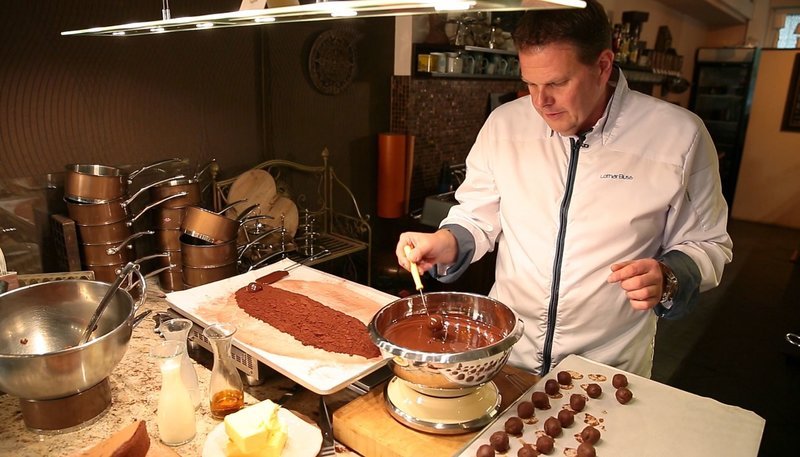 Chocolatier Lothar Buss fertigt Punsch-Pralinen. – Bild: WDR Chocolatier Lothar Buss fertigt Punsch-Pralinen. – Bild: WDR