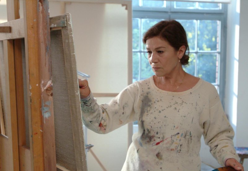 Maria (Hannelore Elsner) malt ein Bild mit dem Titel „Das Sichtbare und das Unsichtbare“. – Bild: ZDF und ARD Degeto