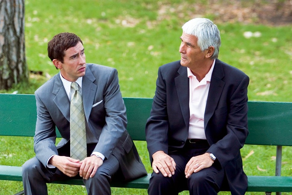 Noch ahnt Ray (Steve Coogan, l.) nicht, dass Robert Hatch (James Brolin, r.) ihm die Tote gerne in die Schuhe schieben würde… – Bild: TOBIS Film Lizenzbild frei