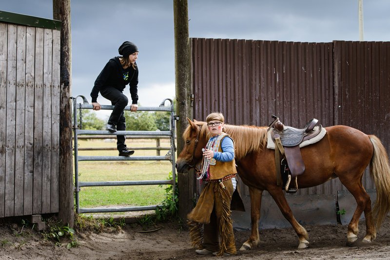 Morten hat Angst vor Pferden. – Bild: ZDF/​Stefan Erhard