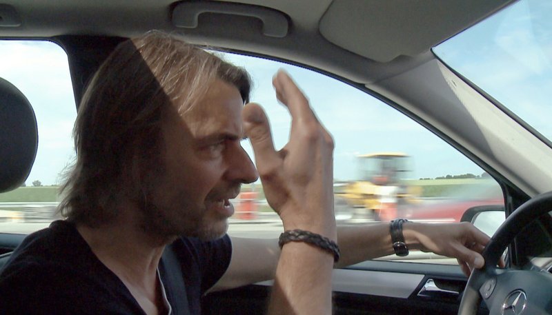ARD/​WDR DER AUTOBAHNKRIEG, Ein Film von Thomas Schadt und Reiner Holzemer, am Mittwoch (31.07.13) um 23:30 Uhr im ERSTEN. Autofahrer, der mit dem Fahrverhalten anderer unzufrieden ist. – Bild: WDR