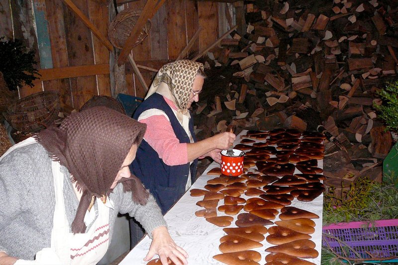 Die selbstgebackenen Lebkuchenherzen werden von den Frauen in Malmkrog liebevoll glasiert und dekoriert. – Bild: ZDF und NDR/C. Dejá Die selbstgebackenen Lebkuchenherzen werden von den Frauen in Malmkrog liebevoll glasiert und dekoriert. – Bild: ZDF und NDR/C. Dejá