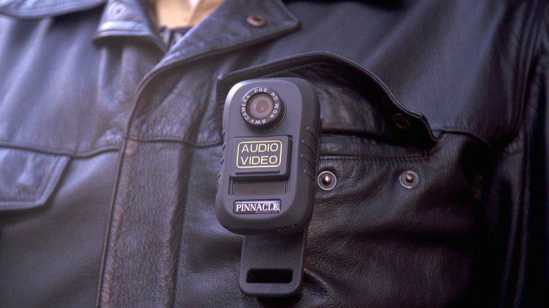 Eine der Body-Cams, die derzeit durch die Polizeiinspektion Altstadt in München getestet wird. – Bild: ZDF und Kai Posmik /​ i&u TV