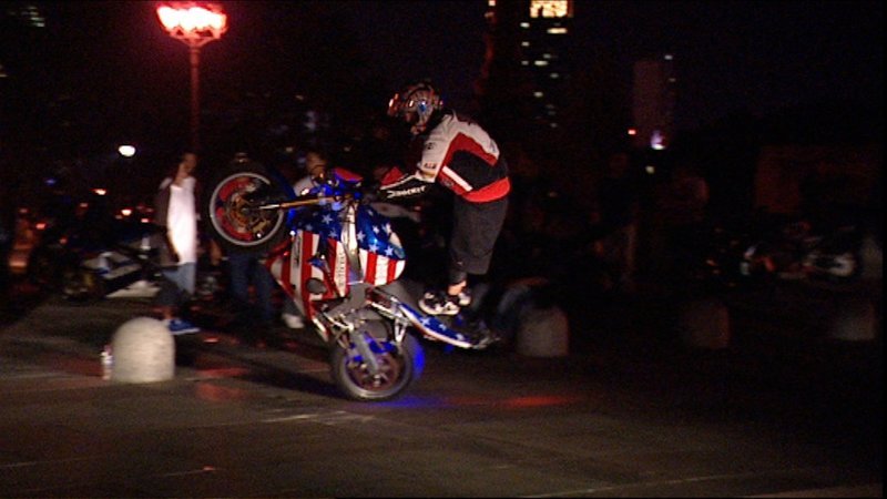 Illegaler Stunt mitten auf der Straße – Bild: n-tv