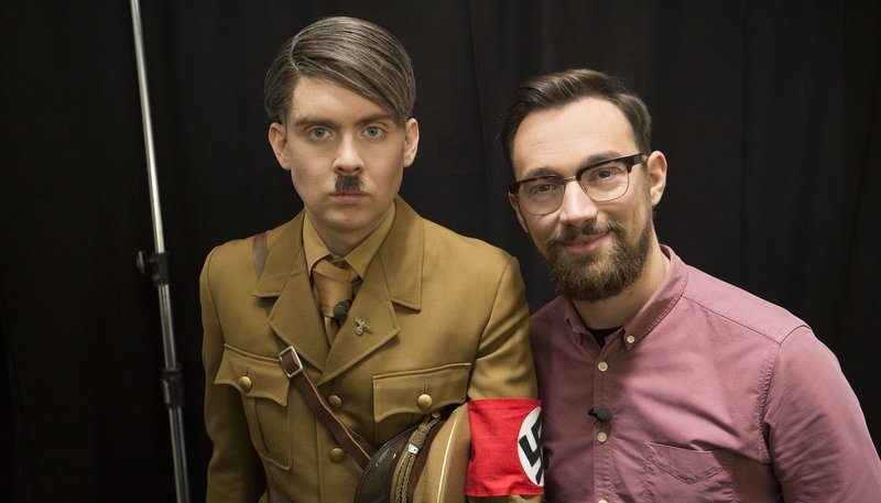 Klare Kante, provokante Meinung und böse Witze – das sind die Zutaten des crossmedialen Meinungsmagazins „Die Ansage“. In dem neuen Format führt Moderator Jan Koch 15 Minuten lang durch eine rasante Argumentation. –
Max Doeckel und Jan Koch (r) – Bild: WDR/Ben Knabe Klare Kante, provokante Meinung und böse Witze – das sind die Zutaten des crossmedialen Meinungsmagazins „Die Ansage“. In dem neuen Format führt Moderator Jan Koch 15 Minuten lang durch eine rasante Argumentation. –
Max Doeckel und Jan Koch (r) – Bild: WDR/Ben Knabe