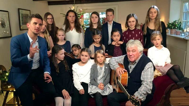 Rolf Zuckowski, Julian Sengelmann und die Kinder vom Chor „Alsterfrösche“ singen im Hamburger „Rauen Haus“. – Bild: MDR/​NDR/​Eikon Nord