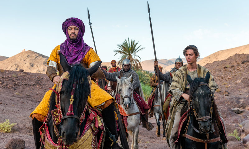 Olivier Martinez (Shah Ala ad-Daula), Tom Payne (Rob Cole). – Bild: SWR Olivier Martinez (Shah Ala ad-Daula), Tom Payne (Rob Cole). – Bild: SWR