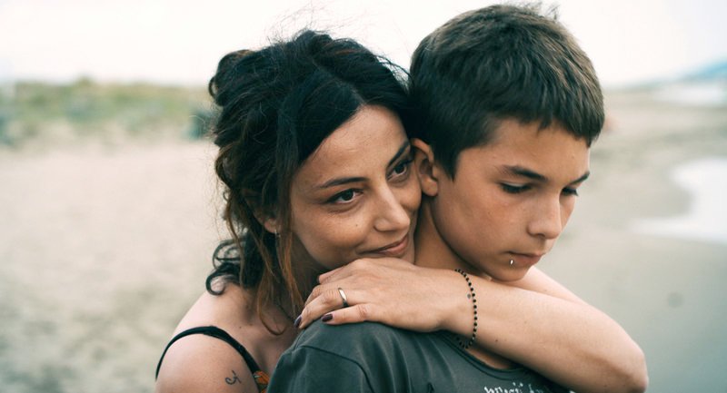Nic (Armando Condolucci) kann nicht verstehen, wieso seine Mutter Adriana (Alessia Barela) die Eskapaden des Vaters stets aufs Neue erträgt. – Bild: ARTE/​SSR /​ © Peacock Film