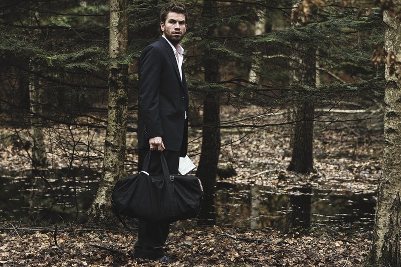 Im Wald soll Jonas (Nikolaj Lie Kaas) seinen Erpressern das Geld übergeben. – Bild: ZDF und Rolf Konow