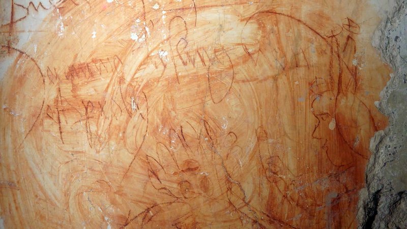 Auf Spurensuche im Stephansdom werden rätselhafte Graffitis aus dem 15. JH entdeckt. – Bild: ARD alpha