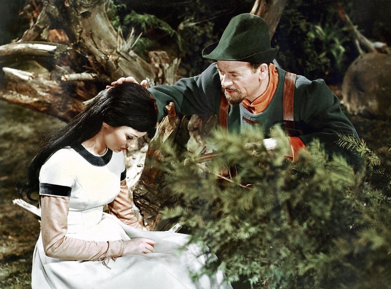 Der Jäger (Harry Hindemith) hat Mitleid mit Schneewittchen (Doris Weikow) und widersetzt sich dem Befehl der bösen Schwiegermutter, das Mädchen zu töten und lässt es leben. – Bild: WDR Der Jäger (Harry Hindemith) hat Mitleid mit Schneewittchen (Doris Weikow) und widersetzt sich dem Befehl der bösen Schwiegermutter, das Mädchen zu töten und lässt es leben. – Bild: WDR