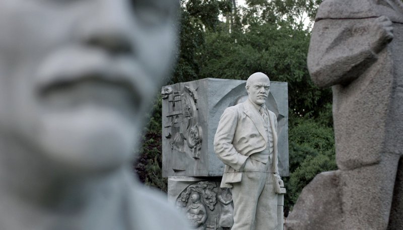 Die Lenin-Denkmäler im Skulpturenpark Museum in Moskau. – Bild: rbb