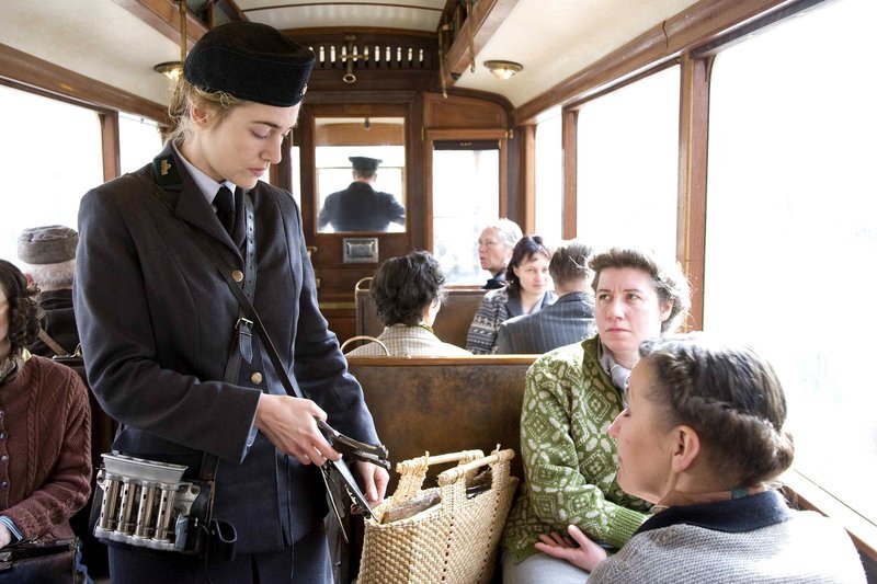 Hanna (Kate Winslet) arbeitet im Nachkriegsdeutschland der 50er Jahre als Straßenbahn-Schaffnerin. – Bild: ARD Degeto/​Weinstein