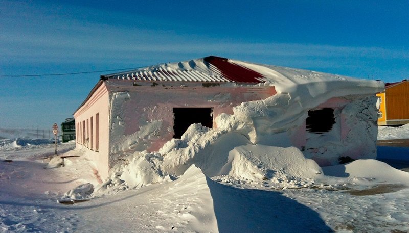 Das Tschuktschendorf nach dem Schneesturm – Bild: ZDF und WDR/Maxim Tarasjugin. Das Tschuktschendorf nach dem Schneesturm – Bild: ZDF und WDR/Maxim Tarasjugin.