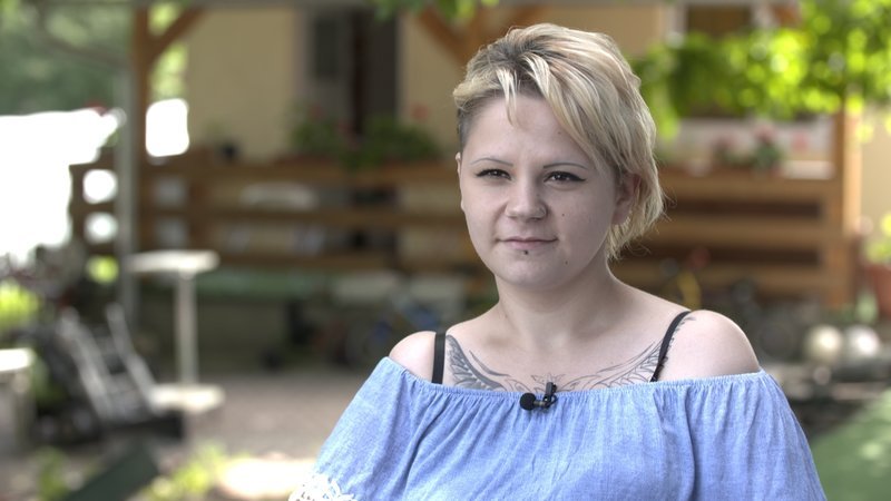 Denisa war Zwangsprostituierte in Deutschland, ist heute in einer Hilfseinrichtung in Rumänien. Sie wurde geschlagen und ausgebeutet, musste schon als Minderjährige anschaffen. Die Rumänin wurde in Deutschland verkauft – wie eine Sklavin. Sie spricht offen über ihre traumatischen Erlebnisse und die schlimmen Zustände. – Bild: ZDF und Jan Sindel