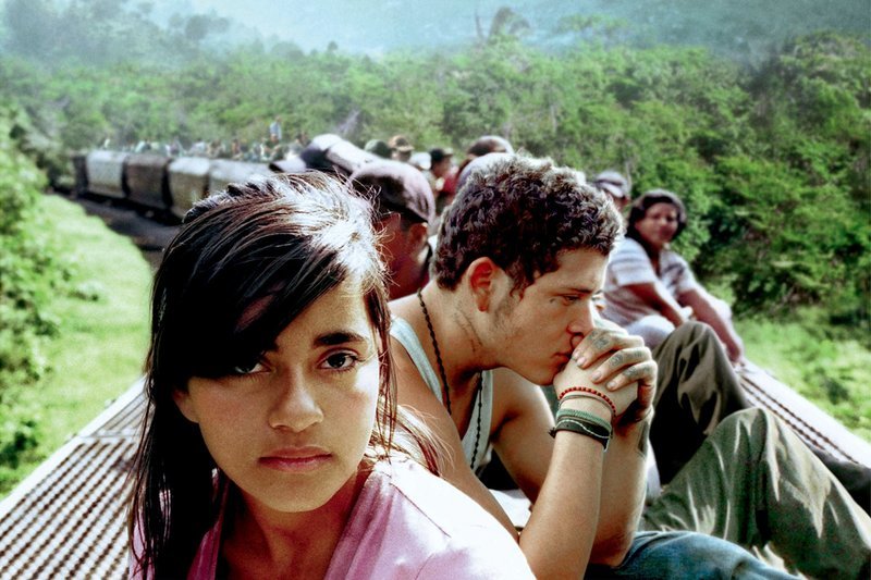 Sayra (Paulina Gaitán) und Willy (Edgar Flores) wollen auf dem Dach eines Zuges von Mexiko in die USA flüchten. – Bild: ARD Degeto