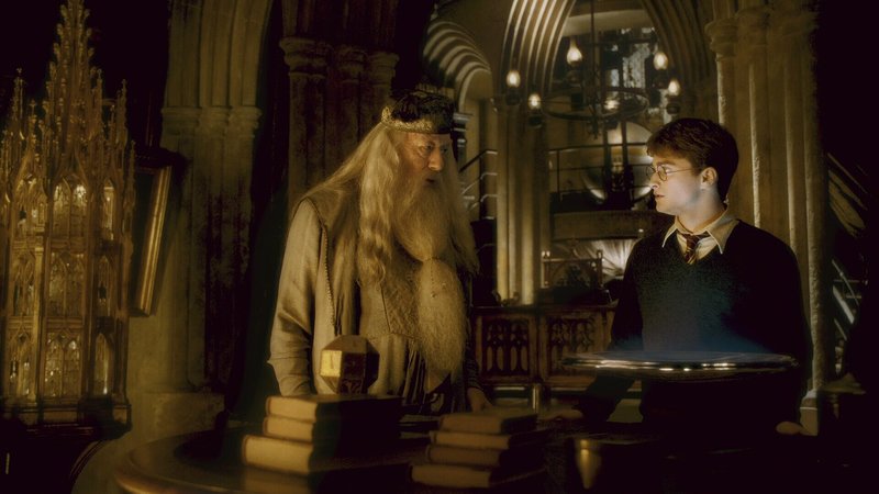 Magier und Schuldirektor Albus Dumbledore (Michael Gambon, l.) vermutet einen weiteren Angriff des dunklen Fürsten. Deshalb weiht er Harry (Daniel Radcliffe, r.) in das Geheimnis der Erinnerungen ein, damit er so Lord Voldemorts Schwächen und Ziele studieren kann … – Bild: Puls 4
