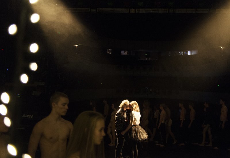 Ein großer Abend für eine unbedingte, aber chancenlose Liebe: „Die Tragödie von Romeo und Julia“ am Thalia Theater Hamburg mit Birte Schnöink und Mirco Kreibich. – Bild: ZDF und Armin Smailovic.