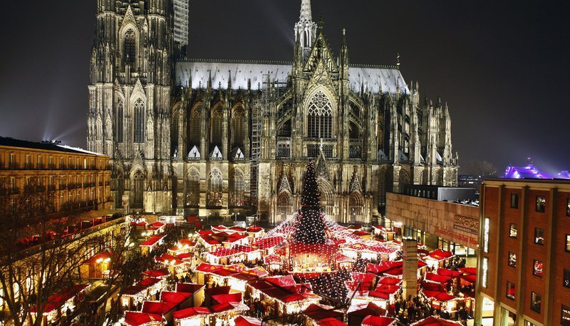 Auf einer winterlichen Reise von Aachen über die Eifel und das Sauerland bis zum Münsterland und an den Niederrhein besucht das WDR-Team bezaubernde und wunderbare Weihnachtsmärkte im Westen. – „Weihnachtsmarkt am Kölner Dom“ auf dem Roncalliplatz zu abendlicher Stunde. – Bild: WDR/​Oliver Heisch