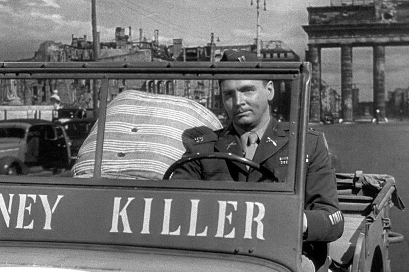 Der US-Captain John Pringle (John Lund) hat auf dem Schwarzmarkt am Brandenburger Tor &#x96;- nicht ganz uneigennützig -&#x96; eine Matratze für seine deutsche Geliebte erworben. – Bild: ZDF /​ © 1948 EMKA/​Charles Lang