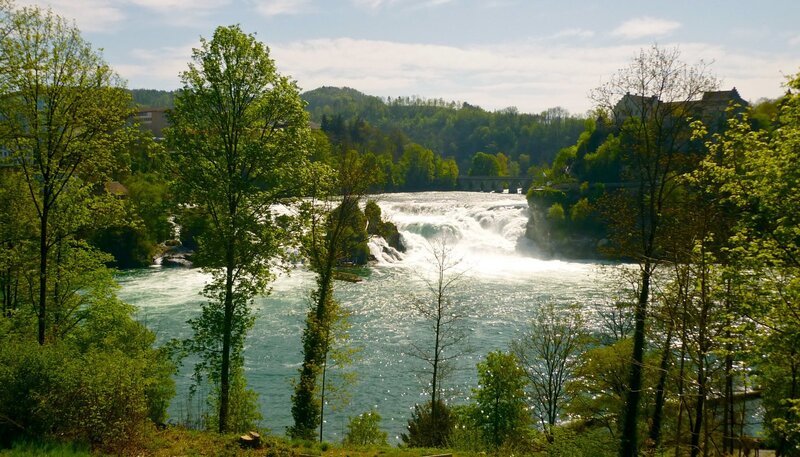 Der Rheinfall in Schaffhausen: mit 23 Metern ist er Europas grösster Wasserfall. An keiner anderen Stelle zeigt der Rhein deutlicher, wie viel Kraft in ihm steckt. – Bild: WDR/​Vidicom/​Florian Huber