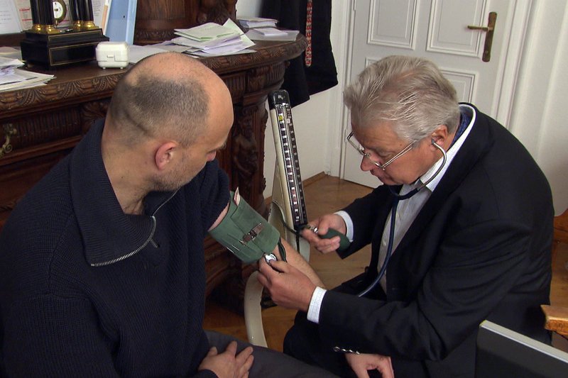 Dr. Dresch kommt in seiner Praxis ohne aufwendige Technik aus. – Bild: ORF