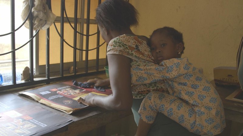 Tütenkleben für den europäischen Markt – Nigeria stellt Kohle fast ausschließlich für den Export her. – Bild: ZDF und Jonathan Happ Tütenkleben für den europäischen Markt – Nigeria stellt Kohle fast ausschließlich für den Export her. – Bild: ZDF und Jonathan Happ