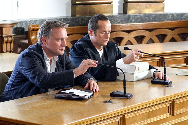 Manager Dennis (Roman Knizka, rechts) konnte nicht verhindern, dass Felix (Bernhard Schir) nach einer Fahrerflucht den Führerschein abgeben muss. – Bild: ORF