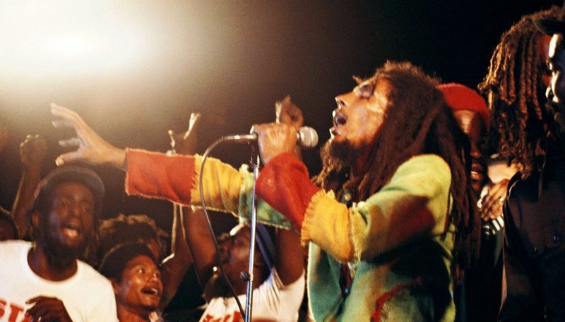 Bob Marley auf der Bühne, in die Musik versunken. – Bild: WDR/​ARTE/​Shangri-La Entertainment/​Tuff