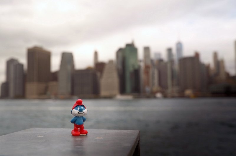 Papa Schlumpf-Figur in New York – Bild: Kaos Films/​Flair Production /​ Papa Schlumpf-Figur in New York
