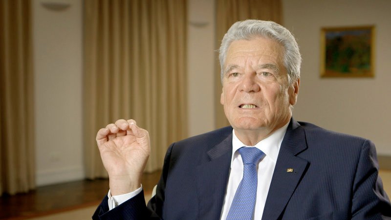 Einer der drei Beauftragten für die Stasiunterlagen der ehemaligen DDR, Bundespräsident Joachim Gauck, gibt im Film Antworten auf Fragen nach Vergangenheitsschuld, Vergebung und dem Umgang mit der Vergangenheit. – Bild: rbb 